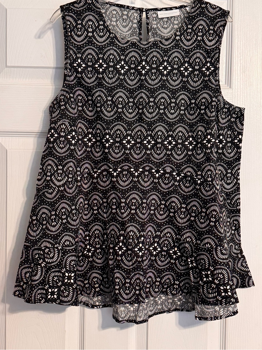 New York & Company Stretch Black White Medallion Sleeveless Keyhole Top Medium
